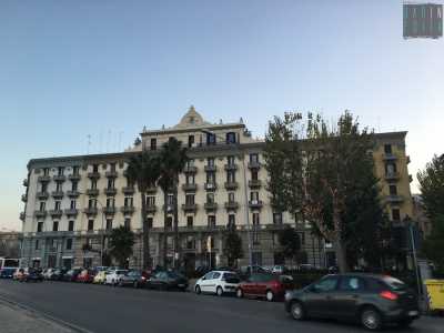 Palazzo Colonna, su largo Adua: si affaccia sul Lungomare di Crolllanza e fu edificato nel 1926. Comprende un'intero isolato
